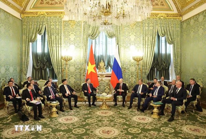 Tổng Bí thư, Chủ tịch nước Tô Lâm gặp hẹp với Tổng thống Liên bang Nga Vladimir Putin. (Ảnh: Thống Nhất/TTXVN)