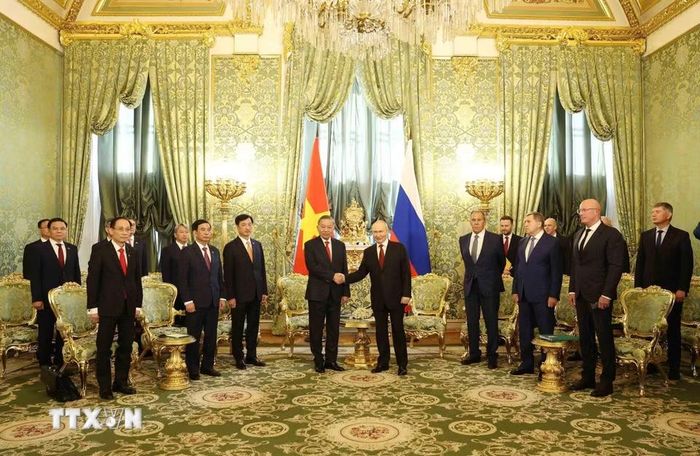 Tổng Bí thư, Chủ tịch nước Tô Lâm gặp hẹp với Tổng thống Liên bang Nga Vladimir Putin. (Ảnh: Thống Nhất/TTXVN)