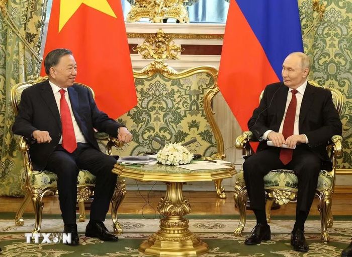 Tổng Bí thư, Chủ tịch nước Tô Lâm gặp hẹp với Tổng thống Liên bang Nga Vladimir Putin. (Ảnh: Thống Nhất/TTXVN)