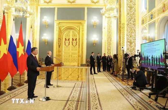 Tổng Bí thư, Chủ tịch nước Tô Lâm và Tổng thống Nga Vladimir Putin dự Lễ khánh thành phòng xét nghiệm phòng, chống dịch bệnh (theo hình thức trực tuyến). (Ảnh: Thống Nhất/TTXVN)