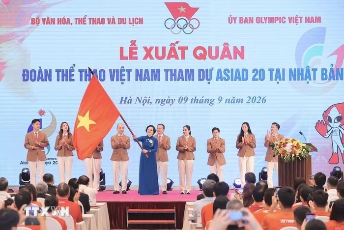 Phó Thủ tướng Phạm Thị Thanh Trà trao cờ cho đoàn Thể thao Việt Nam tham dự ASIAD 20. (Ảnh: Minh Quyết/TTXVN)