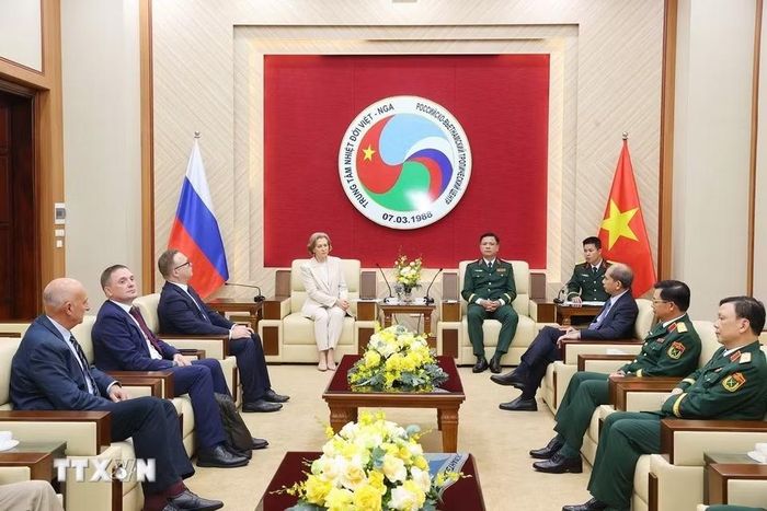 Thượng tướng Nguyễn Trường Thắng, Thứ trưởng Bộ Quốc phòng, Chủ tịch Phân ban Việt Nam, Đồng Chủ tịch Ủy ban Phối hợp liên Chính phủ về Trung tâm Nhiệt đới Việt–Nga tiếp đồng chí Anna Iurievna Popova - Giám đốc cơ quan giám sát liên bang về Bảo vệ quyền lợi người tiêu dùng và an sinh con người, Liên bang Nga. (Ảnh: Văn Điệp/TTXVN)