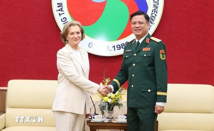 Thượng tướng Nguyễn Trường Thắng, Thứ trưởng Bộ Quốc phòng, Chủ tịch Phân ban Việt Nam, Đồng Chủ tịch Ủy ban Phối hợp liên Chính phủ về Trung tâm Nhiệt đới Việt–Nga tiếp đồng chí Anna Iurievna Popova - Giám đốc cơ quan giám sát liên bang về Bảo vệ quyền lợi người tiêu dùng và an sinh con người, Liên bang Nga. (Ảnh: Văn Điệp/TTXVN)