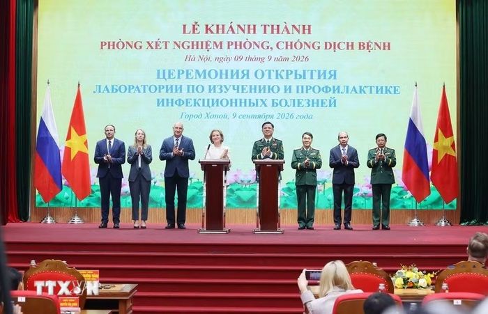 Các đại biểu thực hiện nghi thức khánh thành Phòng xét nghiệm phòng, chống dịch bệnh Trung tâm Nhiệt đới Việt–Nga tại Hà Nội. (Ảnh: Văn Điệp/TTXVN)