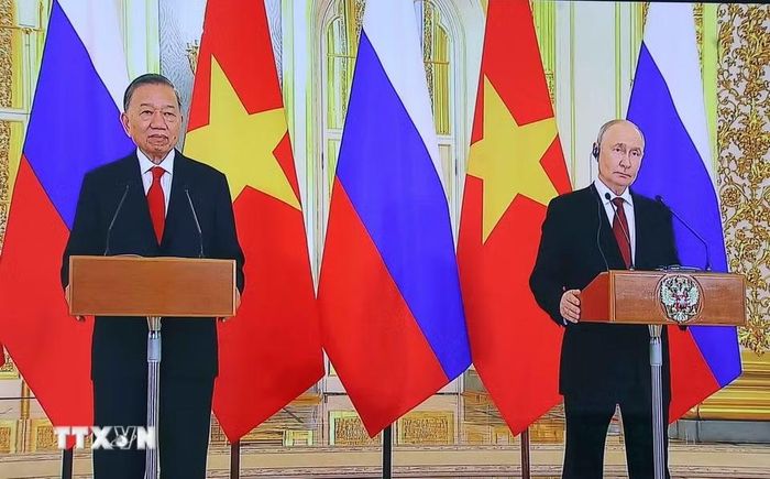 Tổng Bí thư, Chủ tịch nước Tô Lâm và Tổng thống Liên bang Nga Vladimir Putin dự và phát biểu trực tuyến tại điểm cầu nước Nga. (Ảnh: Văn Điệp/TTXVN)