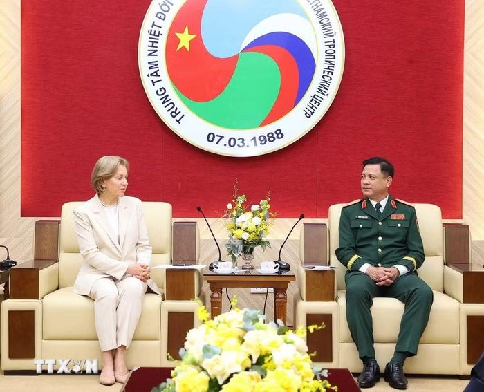 Thượng tướng Nguyễn Trường Thắng, Thứ trưởng Bộ Quốc phòng, Chủ tịch Phân ban Việt Nam, Đồng Chủ tịch Ủy ban Phối hợp liên Chính phủ về Trung tâm Nhiệt đới Việt–Nga tiếp đồng chí Anna Iurievna Popova - Giám đốc cơ quan giám sát liên bang về Bảo vệ quyền lợi người tiêu dùng và an sinh con người, Liên bang Nga. (Ảnh: Văn Điệp/TTXVN)