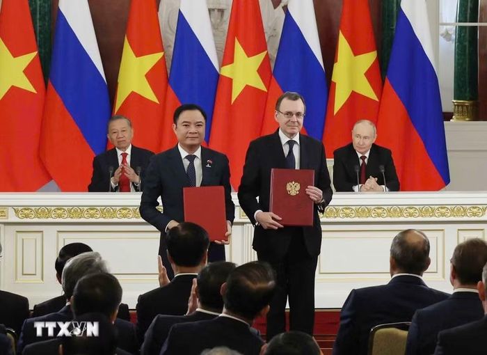 Tổng Bí thư, Chủ tịch nước Tô Lâm và Tổng thống Nga Vladimir Putin chứng kiến Lễ trao văn kiện hợp tác giữa hai nước. (Ảnh: Thống Nhất/TTXVN)