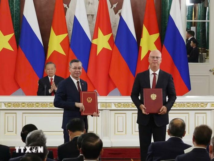Tổng Bí thư, Chủ tịch nước Tô Lâm và Tổng thống Nga Vladimir Putin chứng kiến Lễ trao văn kiện hợp tác giữa hai nước. (Ảnh: Thống Nhất/TTXVN)