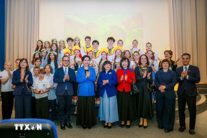 Bà Ngô Phương Ly - Phu nhân Tổng Bí thư, Chủ tịch nước Tô Lâm thăm Trường phổ thông số 1253. (Ảnh: Tâm Hằng/TTXVN)