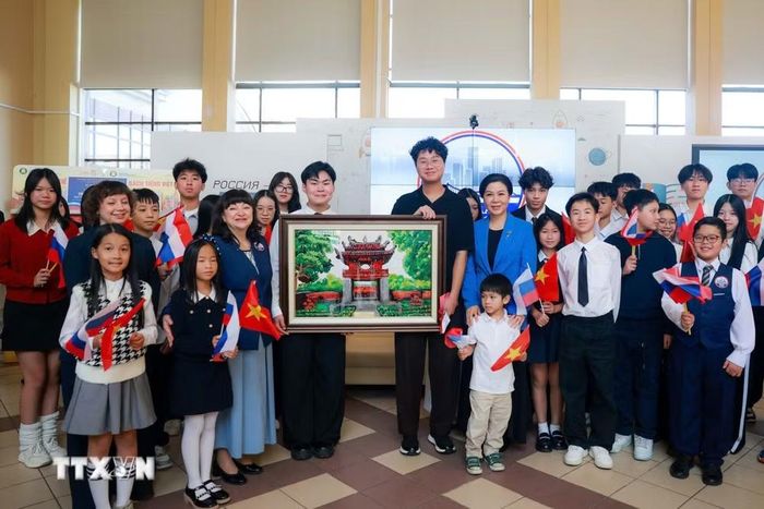 Bà Ngô Phương Ly - Phu nhân Tổng Bí thư, Chủ tịch nước Tô Lâm thăm Trường phổ thông số 1253. (Ảnh: Tâm Hằng/TTXVN)