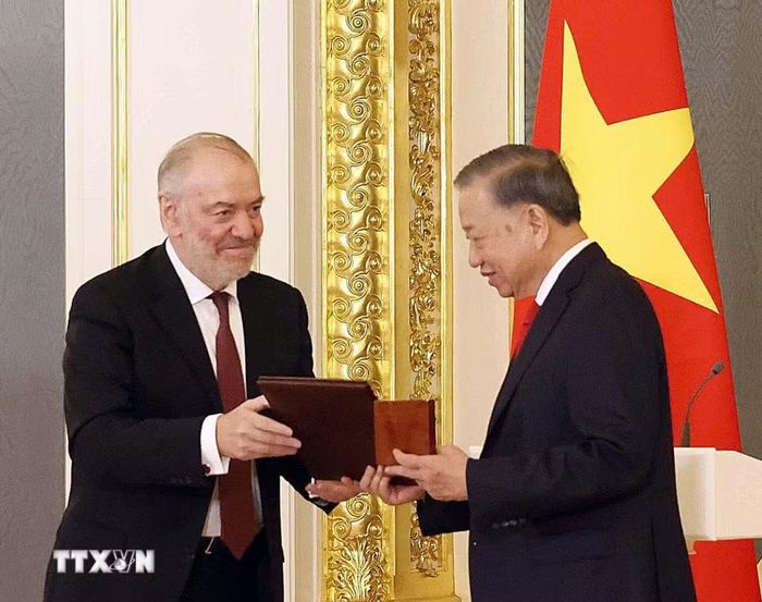 Nghệ sỹ Nhân dân Liên bang Nga Valery Gergiev, Chủ tịch Hội đồng Giám khảo Giải thưởng Hòa bình Lev Tolstoy trao Giải thưởng Hòa bình Lev Tolstoy năm 2026 cho Tổng Bí thư, Chủ tịch nước Tô Lâm. (Ảnh: Thống Nhất/TTXVN)