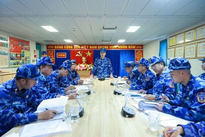 Đoàn công tác kiểm tra các tàu thực hiện nhiệm vụ trên biển. (Ảnh: Đức Tĩnh)