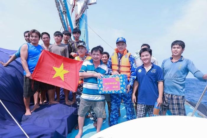 Đoàn công tác kiểm tra, tặng quà động viên ngư dân. (Ảnh: Đức Tĩnh)