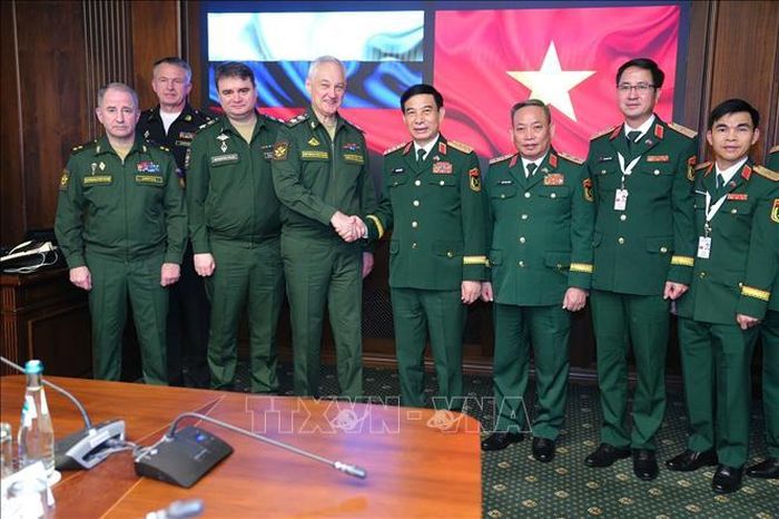 Đại tướng Phan Văn Giang, Phó Thủ tướng, Bộ trưởng Quốc phòng và Bộ trưởng Bộ Quốc phòng Liên bang Nga Andrey Belousov cùng các đại biểu chụp ảnh chung. Ảnh: TTXVN phát
