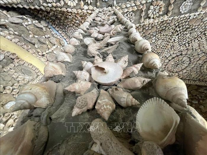 Vỏ sò được sử dụng để làm nổi bật hoa văn tại chùa Từ Vân.