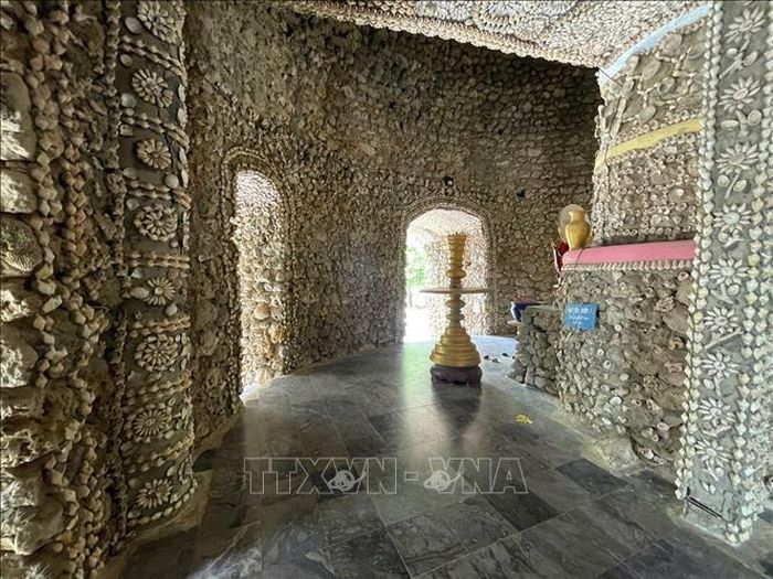 Hoa văn kết bằng vỏ ốc, vỏ sò trong tháp Bảo Tích.