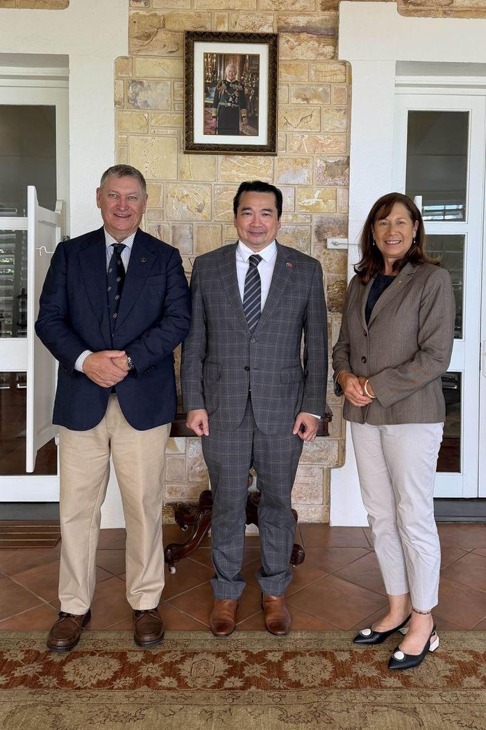 Tổng Lãnh sự Phạm Hải Anh gặp mặt Thống đốc Vùng Lãnh thổ Bắc Australia David Connolly và phu nhân tại phòng Hoàng tử xứ Wales của Dinh Thống đốc. Ảnh: TTXVN phát