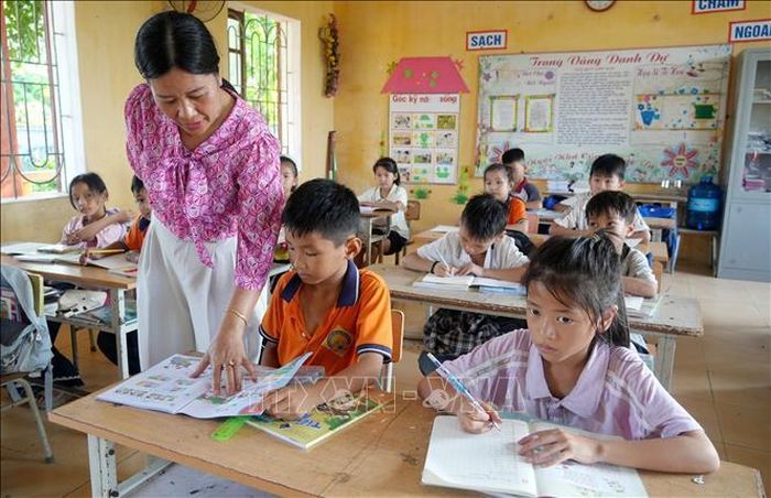 Giờ lên lớp của cô trò điểm trường Ngọc Đỉnh. Ảnh: Việt Hoàng/TTXVN