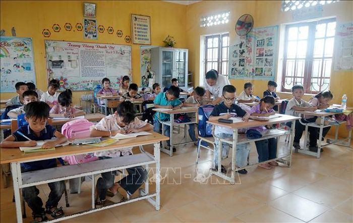 Sau một ngày chuyển học sinh về Phân hiệu 1, ngày 8/9/2026, lãnh đạo nhà trường quyết định vẫn giữ nguyên điểm trường Ngọc Đỉnh và các em đã đi học lại bình thường. Ảnh: Việt Hoàng/TTXVN
