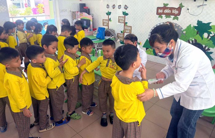Khám sàng lọc bệnh tay chân miệng tại trường mầm non trên địa bàn phường Lâm Viên - Đà Lạt, tỉnh Lâm Đồng. Ảnh: baolamdong.vn