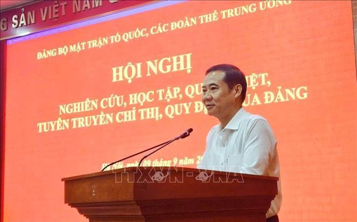 Phó Bí thư Đảng ủy MTTQ, các đoàn thể Trung ương Nguyễn Thái Học phát biểu tại hội nghị.