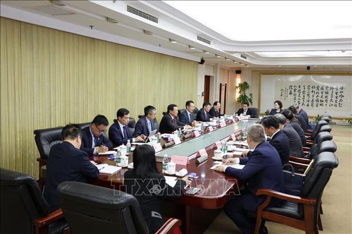 Đoàn đại biểu Hội đồng Lý luận Trung ương thăm và làm việc tại Viện Nghiên cứu Trung ương về Văn kiện và Lịch sử Đảng Cộng sản Trung Quốc.