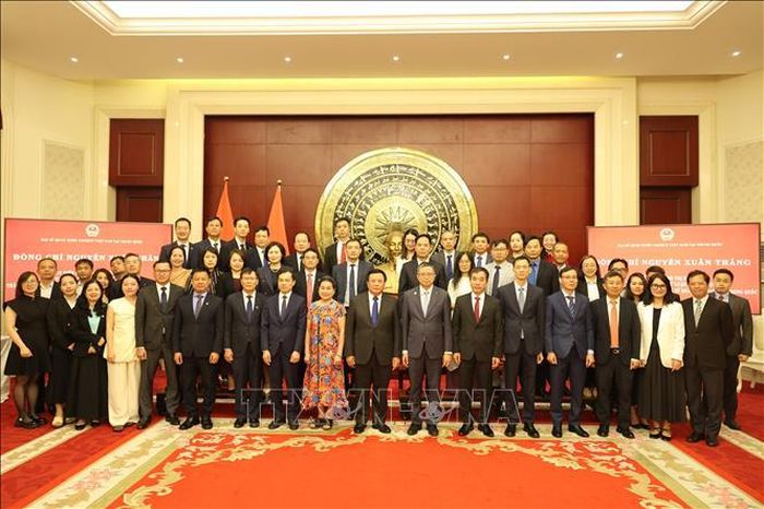 Đồng chí Nguyễn Xuân Thắng thăm và gặp gỡ cán bộ, nhân viên Đại sứ quán Việt Nam tại Trung Quốc.