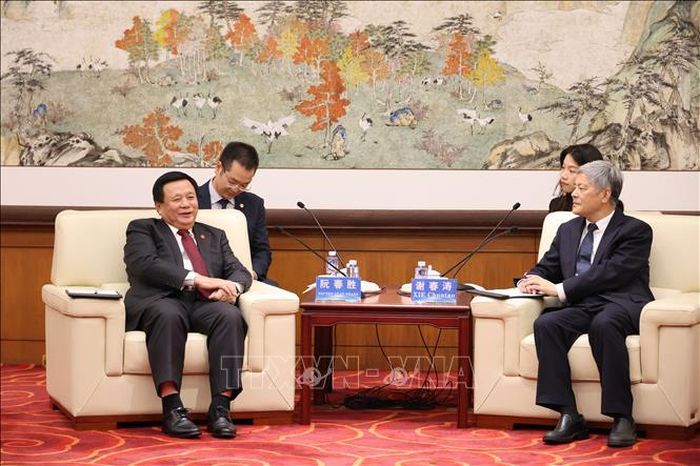 Đồng chí Nguyễn Xuân Thắng, Chủ tịch Hội đồng Lý luận Trung ương, Phó Trưởng Ban Chỉ đạo tổng kết 100 năm Đảng lãnh đạo cách mạng Việt Nam phát biểu tại buổi thăm Trường Đảng Trung ương Trung Quốc.