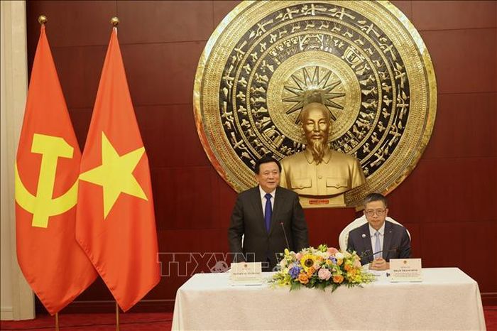 Đồng chí Nguyễn Xuân Thắng thăm và gặp gỡ cán bộ, nhân viên Đại sứ quán Việt Nam tại Trung Quốc.