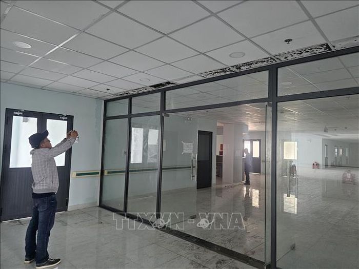 Tình trạng thấm, dột đang gây lo ngại sẽ ảnh hưởng đến hoạt động của Bệnh viện. Ảnh: Hưng Thịnh/TTXVN