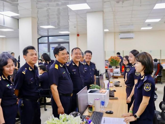Cục trưởng Cục Hải quan Nguyễn Văn Thọ kiểm tra thực tế việc thông quan tập trung.
