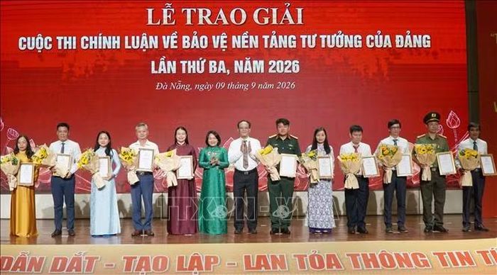 Đại diện các đơn vị nhận giải Tập thể xuất sắc.