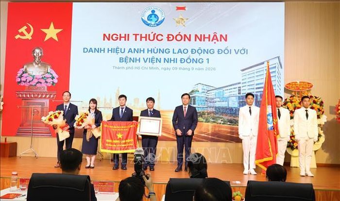 Lãnh đạo Thành ủy Thành phố Hồ Chí Minh trao tặng danh hiệu Anh hùng Lao động thời kỳ đổi mới lần thứ 2 cho tập thể Bệnh viện Nhi đồng 1.