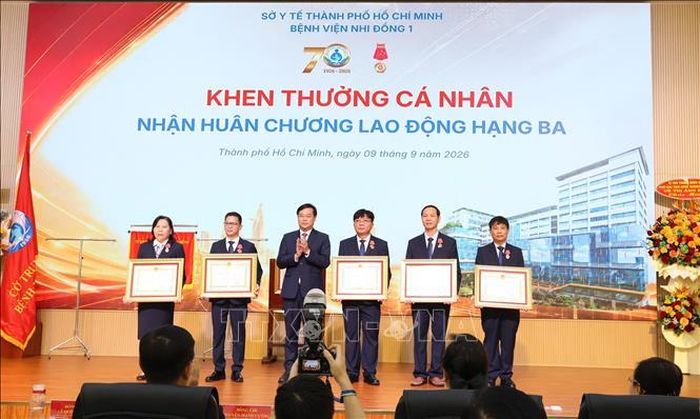 Lãnh đạo Thành ủy Thành phố Hồ Chí Minh trao tặng Huân chương Lao động Hạng Ba cho các cá nhân xuất sắc.
