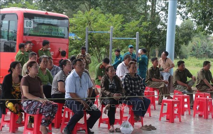 Người dân tham dự phiên tòa lưu động.