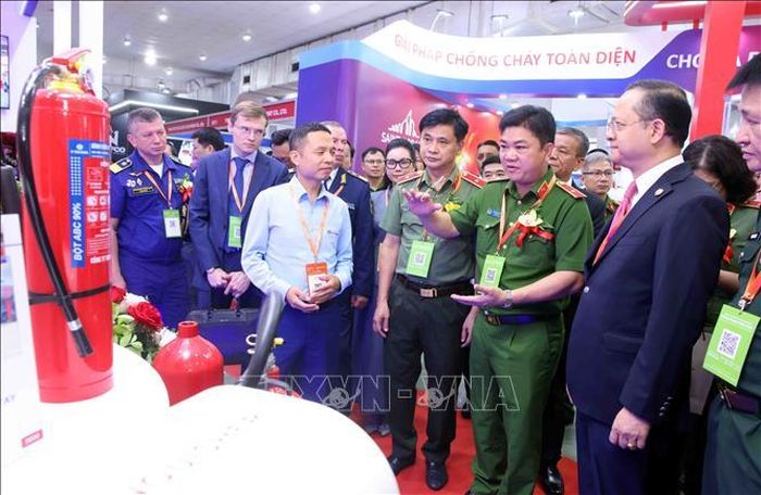 Đại biểu tham quan các gian hàng PCCC và CNCH tại triển lãm. Ảnh: Phạm Kiên/TTXVN