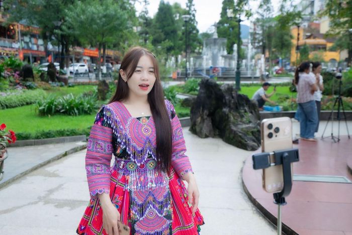 Người dân vùng cao sử dụng điện thoại thông minh để xây dựng nội dung bán hàng đặc sản địa phương. Ảnh: NVCC