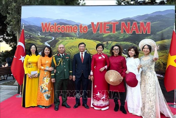Các cán bộ nhân viên Đại sứ quán Việt Nam tại Thổ Nhĩ Kỳ tham gia sự kiện. Ảnh: ĐSQ Việt Nam cung cấp, TTXVN phát
