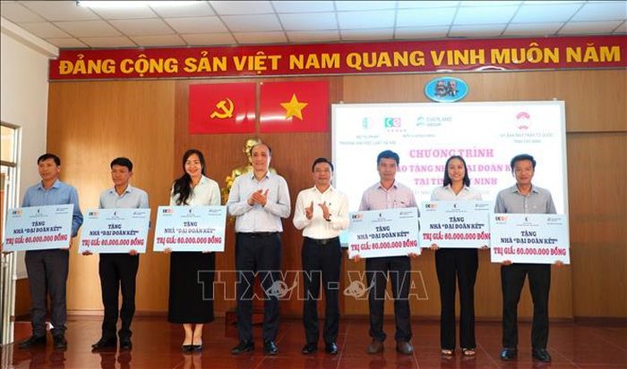 Chương trình trao tặng 18 xã, mỗi xã 1 căn “Nhà Đại đoàn kết” trị giá 60 triệu đồng/căn tại tỉnh Tây Ninh, chiều 5/3. Ảnh: Đức Hạnh/TTXVN