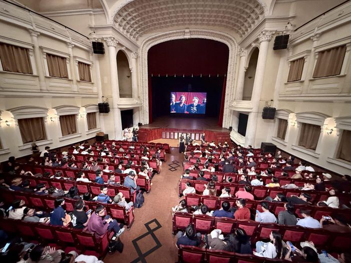 Học sinh, sinh viên nghe các nghệ sĩ chia sẻ về dự án kết hợp điện ảnh với văn hóa, lịch sử.