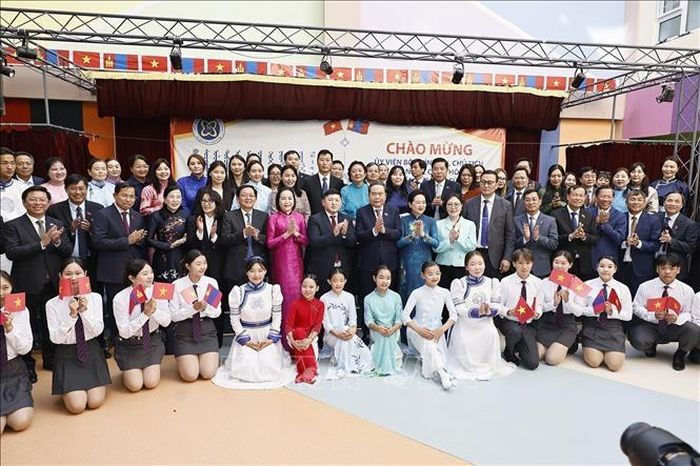 Chủ tịch Quốc hội Trần Thanh Mẫn và Phu nhân với lãnh đạo, học sinh Trường liên cấp số 14 mang tên Chủ tịch Hồ Chí Minh. Ảnh: Doãn Tấn/TTXVN