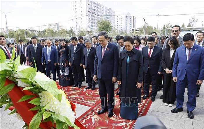 Chủ tịch Quốc hội Trần Thanh Mẫn và Phu nhân cùng đoàn đại biểu cấp cao Việt Nam đặt vòng hoa tại Tượng đài Chủ tịch Hồ Chí Minh tại Trường số 14 mang tên Chủ tịch Hồ Chí Minh. Ảnh: Doãn Tấn/TTXVN