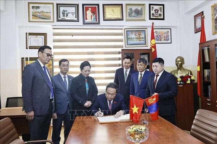 Chủ tịch Quốc hội Trần Thanh Mẫn ký sổ lưu niệm tại Trường liên cấp số 14 mang tên Chủ tịch Hồ Chí Minh. Ảnh: Doãn Tấn/TTXVN