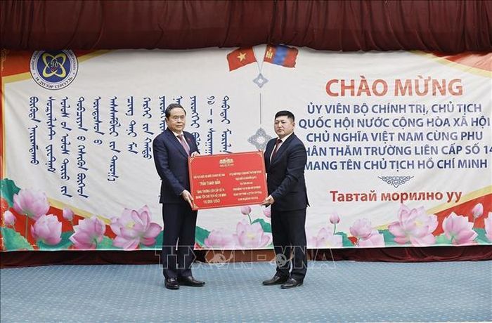 Chủ tịch Quốc hội Trần Thanh Mẫn tặng quà Trường liên cấp số 14 mang tên Chủ tịch Hồ Chí Minh. Ảnh: Doãn Tấn/TTXVN