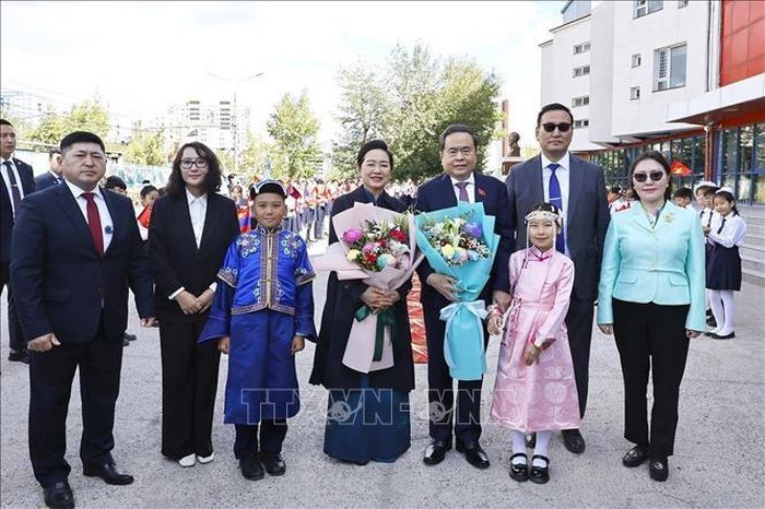 Chủ tịch Quốc hội Trần Thanh Mẫn và Phu nhân thăm Trường số 14 mang tên Chủ tịch Hồ Chí Minh. Ảnh: Doãn Tấn/TTXVN