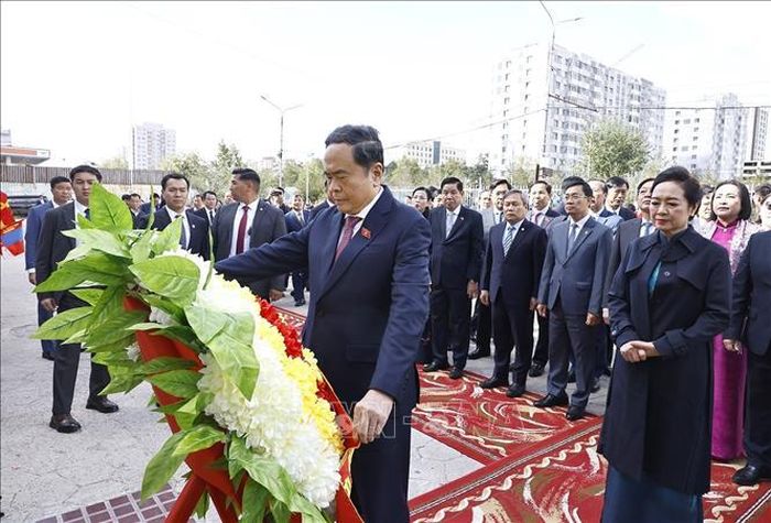 Chủ tịch Quốc hội Trần Thanh Mẫn và Phu nhân cùng đoàn đại biểu cấp cao Việt Nam đặt vòng hoa tại Tượng đài Chủ tịch Hồ Chí Minh ở Trường số 14 mang tên Chủ tịch Hồ Chí Minh. Ảnh: Doãn Tấn/TTXVN