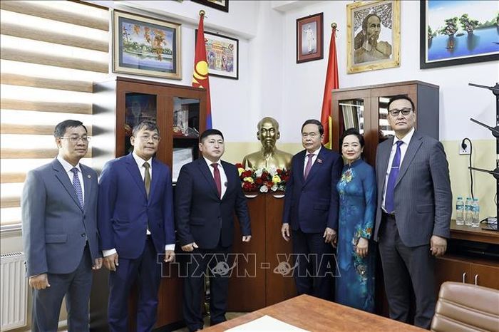 Chủ tịch Quốc hội Trần Thanh Mẫn và Phu nhân chụp ảnh chung cùng đại diện Ban Lãnh đạo nhà trường trước tượng Bác trong phòng truyền thống. Ảnh: Doãn Tấn/TTXVN