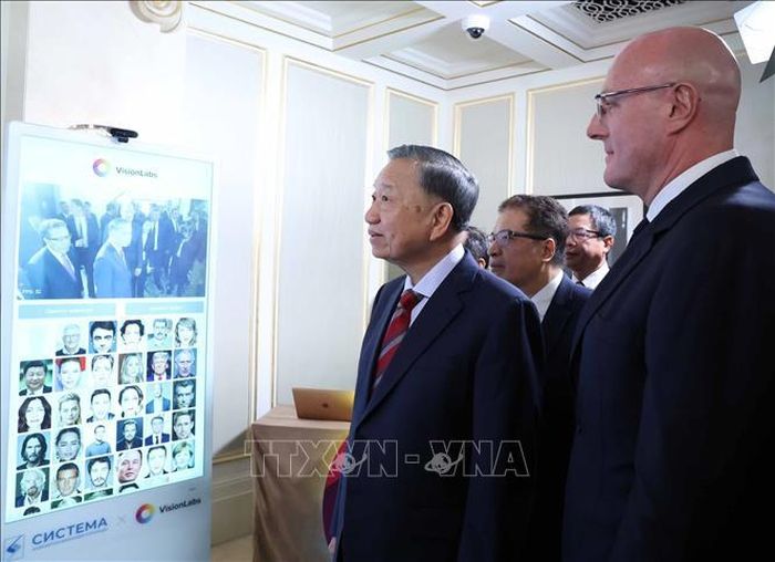 Tổng Bí thư, Chủ tịch nước Tô Lâm và Phó Thủ tướng Nga Dmitry Chernyshenko xem một số hình ảnh về quan hệ hợp tác Việt - Nga. Ảnh: Thống Nhất/TTXVN