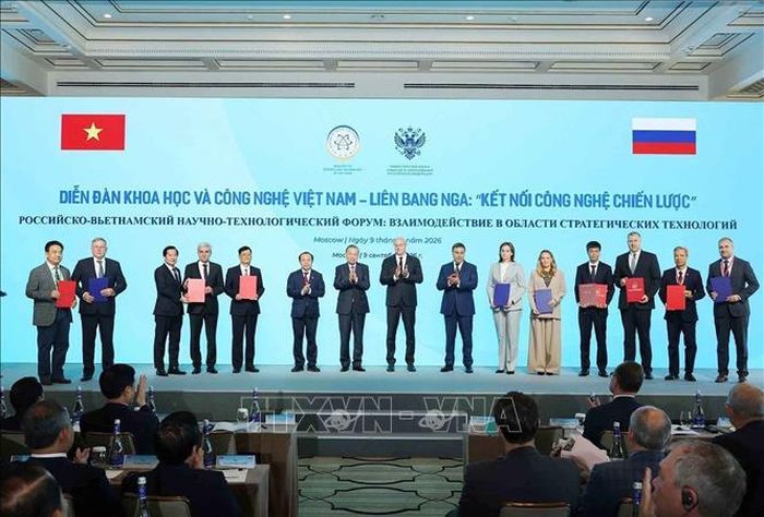Tổng Bí thư, Chủ tịch nước Tô Lâm và Phó Thủ tướng Nga Dmitry Chernyshenko chứng kiến trao thoả thuận hợp tác giữa hai nước. Ảnh: Thống Nhất/TTXVN