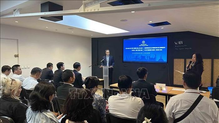 Ông Vũ Anh Sơn, Tham tán Thương mại Việt Nam tại CH Pháp phát biểu tại Hội nghị Xúc tiến Thương mại và Du lịch Hà Nội – Pháp 2026, ngày 4/8. Ảnh: Ngọc Hiệp/PV TTXVN tại Pháp